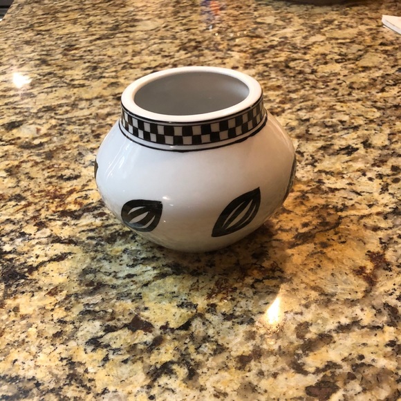 Black & White Planter - Picture 6 of 6